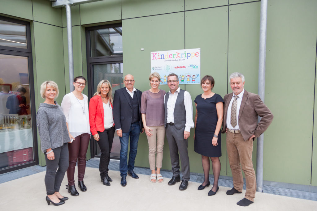 IMG_6355: Feierliche Eröffnung der Kinderkrippe durch Nationalrat Erwin Spindelberger (4.v.l.) und Vertretern der Volkshilfe mit Geschäftsführerin Brigitte Schafarik(2.v.r.) sowie der Stadt Bruck mit Bürgermeister Peter Koch (3.v.r.).