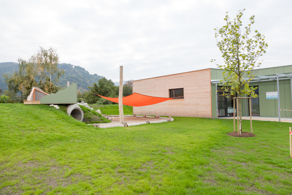 IMG_6375: Die moderne Kinderkrippe auf dem Hochfeld verfügt unter anderem über 1.000 m2 Freispielfläche.