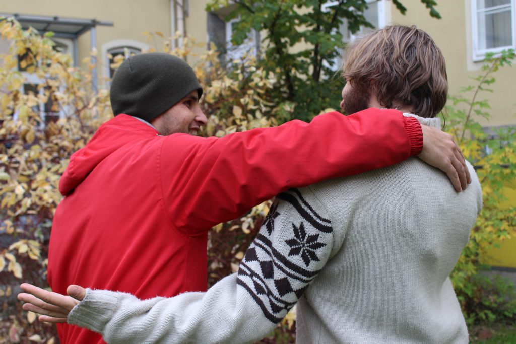 Bild (honorarfrei, credit: Caritas): Patenschaften können für beide Seiten bereichernd sein