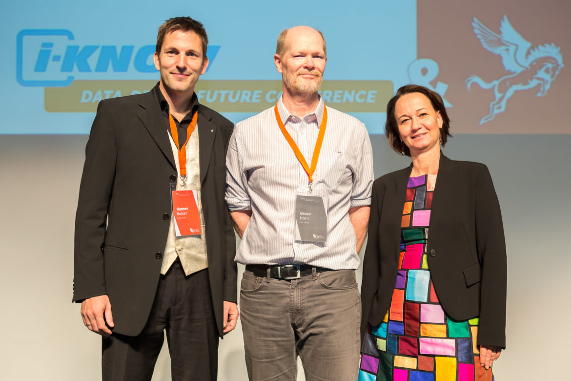 01: v.l. Hannes Robier (Organisator des World Usability Congress, der gleichzeitig mit der i-KNOW stattfindet), Eröffnungs-Keynoter Bruce Horn (Saffron Technology Group), Stefanie Lindstaedt (Leiterin des Know-Center)