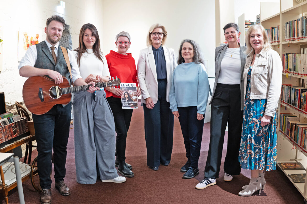 Vea Kaiser, Bürgermeisterin Susanne Kaltenegger und Wegbegleiterinnen und Wegbegleiter beim Jubiläum der Stadtbücherei Bruck