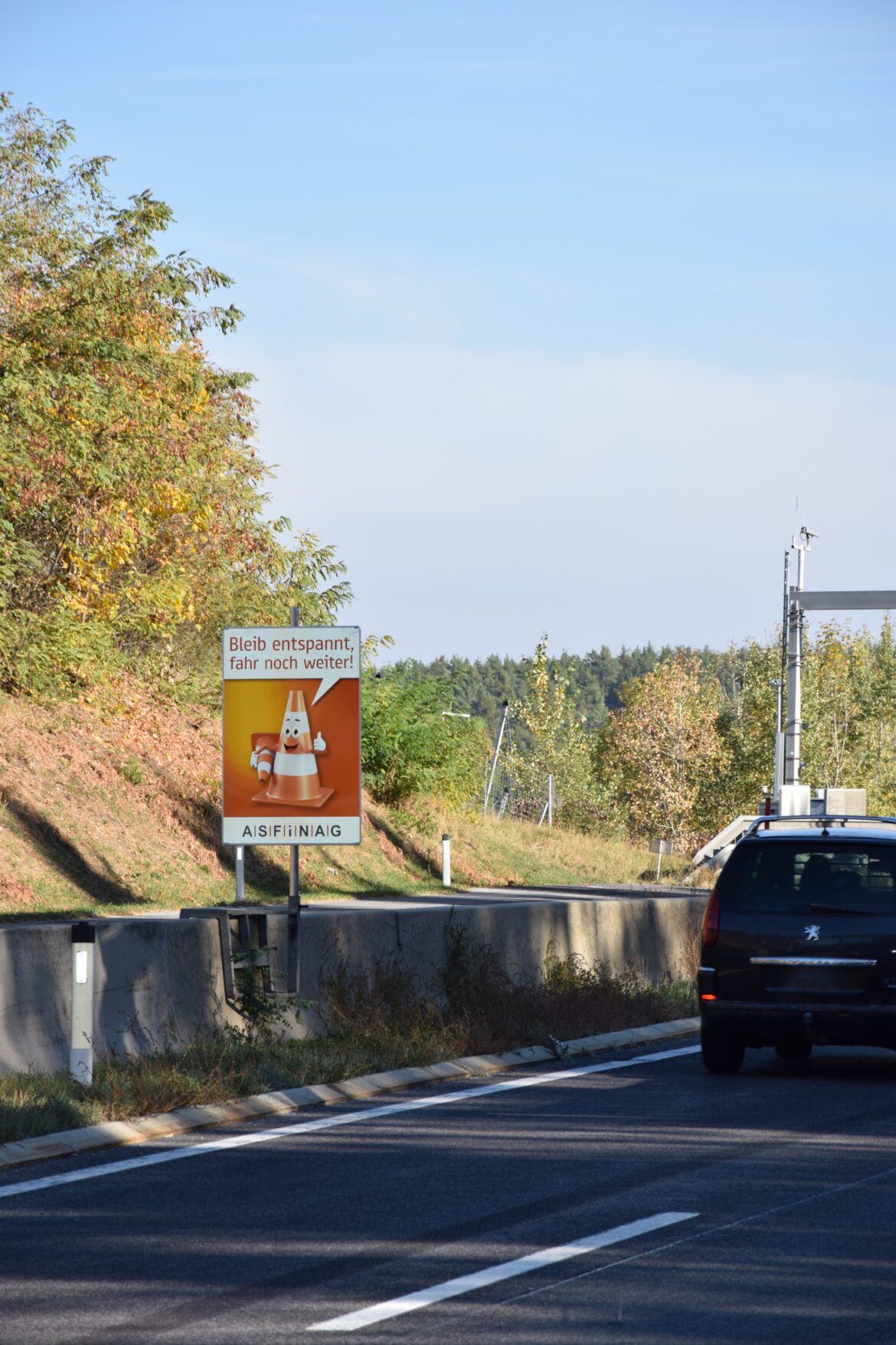 Polli-Hinweistafel an der S6-Baustelle zwischen Neunkirchen und Gloggnitz mit der Aufforderung, bis zur Einengung weiterzufahren.