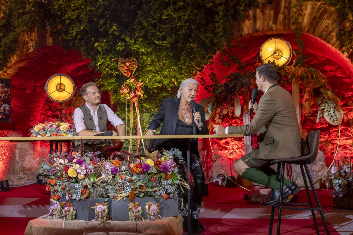 Philipp Egglmeier, Johnny Logan und Moderator Norbert Oberhauser in der Aufsteirern-Show 2026