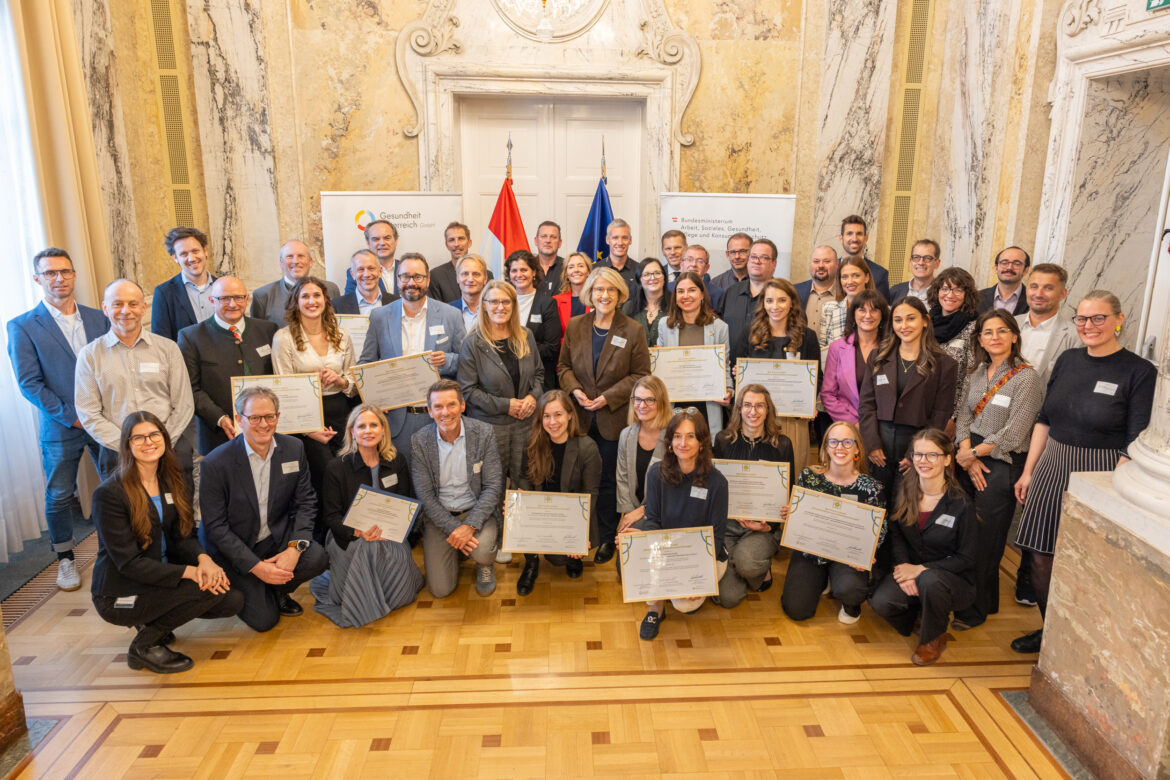 Gruppenfoto aller Preisträgerinnen und Preisträger der Best Practice Awards für klimafreundliche Gesundheitseinrichtungen 2026