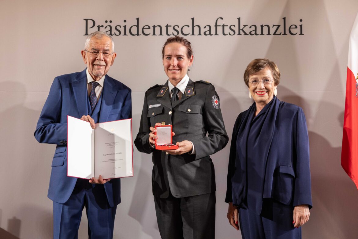 Bundespräsident Alexander Van der Bellen überreicht Bettina Galli-Magerl das Ehrenzeichen