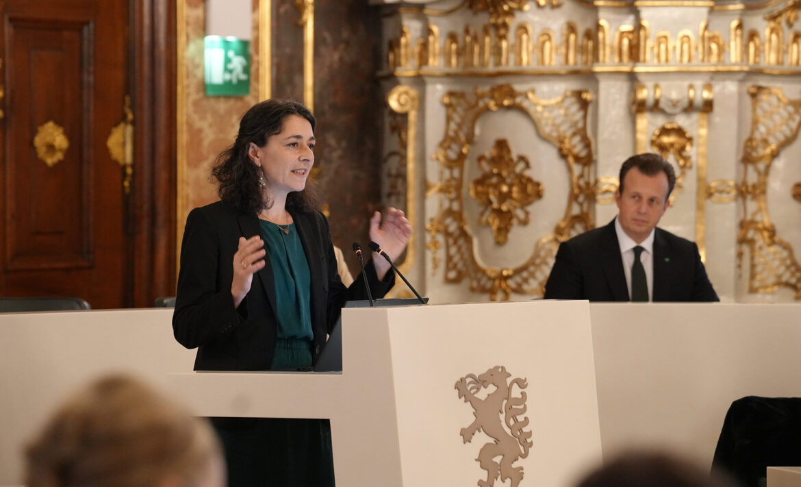 Archivfoto: Sandra Krautwaschl spricht im Landtag, Karlheinz Kornhäusl sitzt im Hintergrund