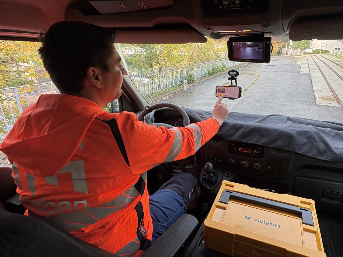 Mitarbeiter der Stadt Leoben erfasst den Straßenzustand mit einem Smartphone im Fahrzeug
