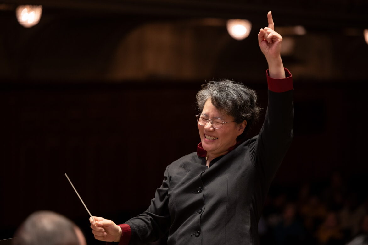 Dirigentin Mei-Ann Chen leitet das Orchester Recreation beim Konzert American Dream in Graz