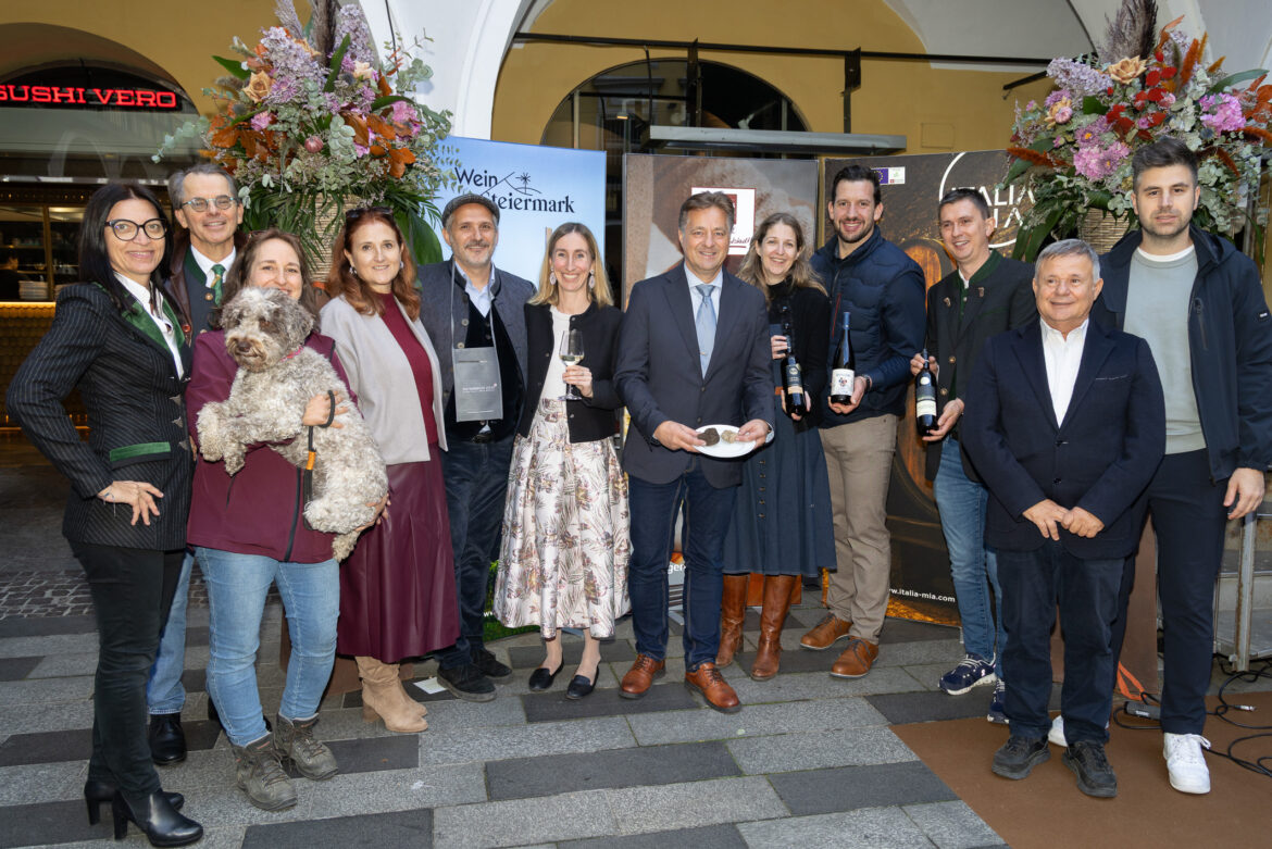 Beteiligte bei der Eröffnung des Trüffelfestivals Graz 2026 mit Trüffelhund im Paradeishof