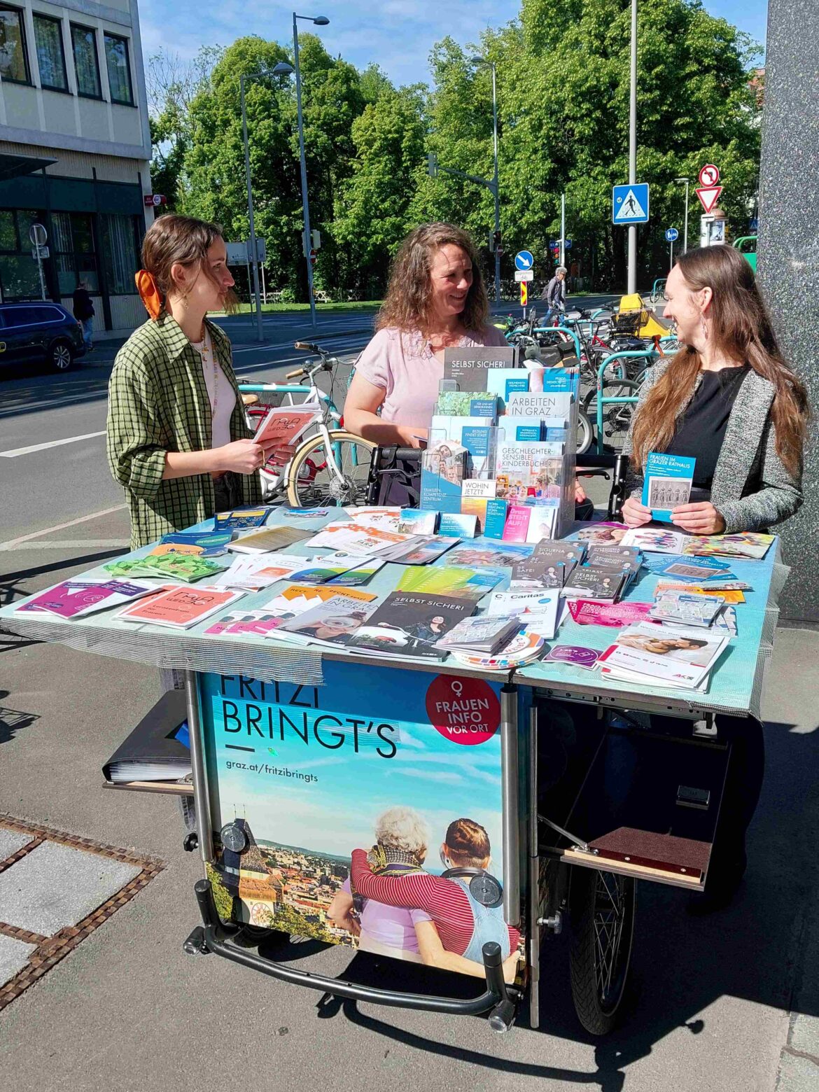 Mitarbeiterinnen am mobilen FRiTZi-Informationsstand in Graz, Archivfoto aus der Saison 2026
