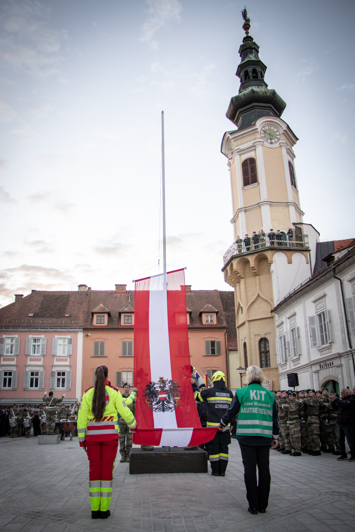 Delegationen steirischer Einsatzorganisationen hissen am Hauptplatz von Bad Radkersburg die österreichische Flagge