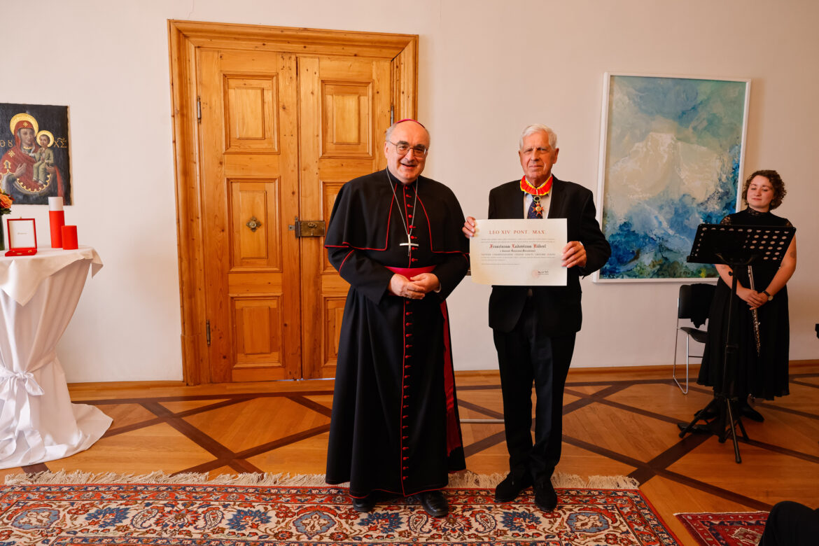 Bischof Wilhelm Krautwaschl überreicht Franz Küberl in Seggauberg den päpstlichen Gregorius-Orden.