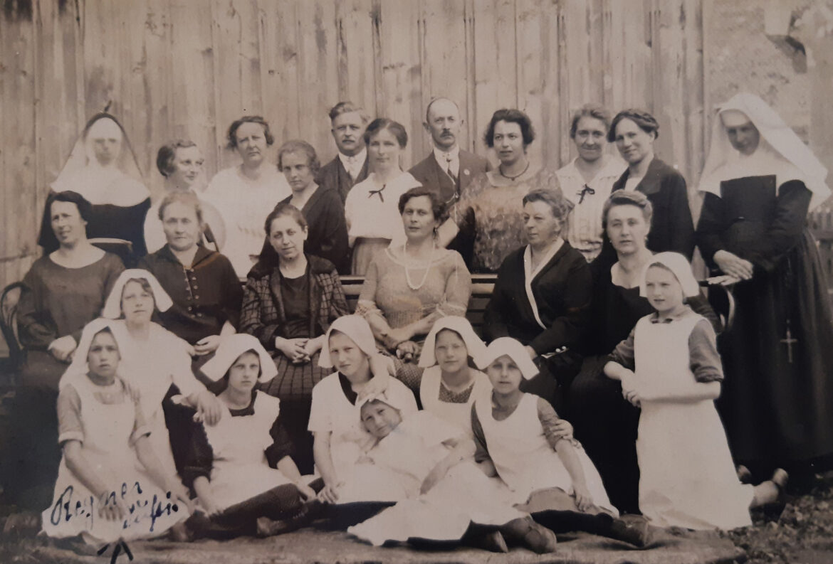 Historisches Gruppenbild aus der Schulchronik von Unzmarkt mit Franziska Meisinger