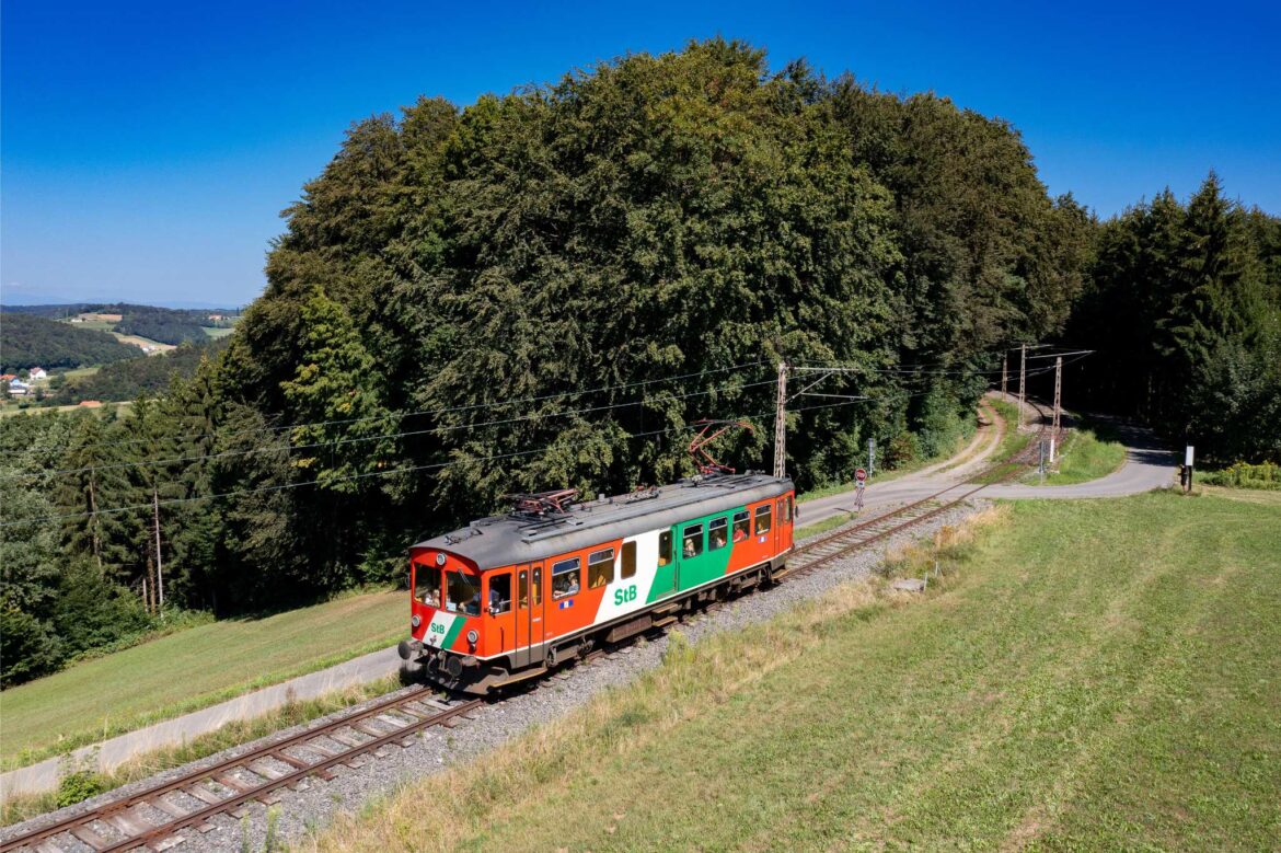 Triebwagen der Gleichenberger Bahn in der südoststeirischen Landschaft