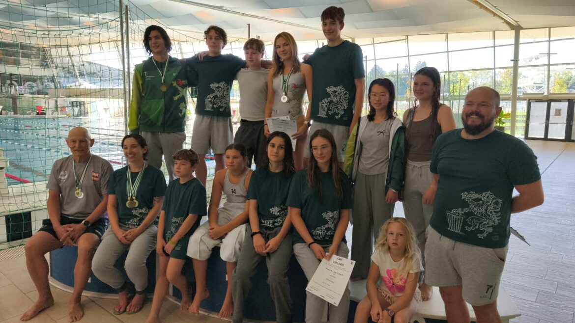 Das Kinder- und Jugendteam des STC Graz mit Medaillen und Urkunden bei der Steirischen Meisterschaft im Flossenschwimmen.