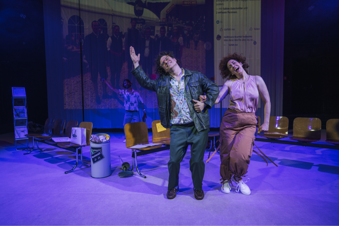 Tim Breyvogel, Oliver Chomik und Anke Stedingk in einer Szene aus I am from Austria, Folge 3, im Schauspielhaus Graz