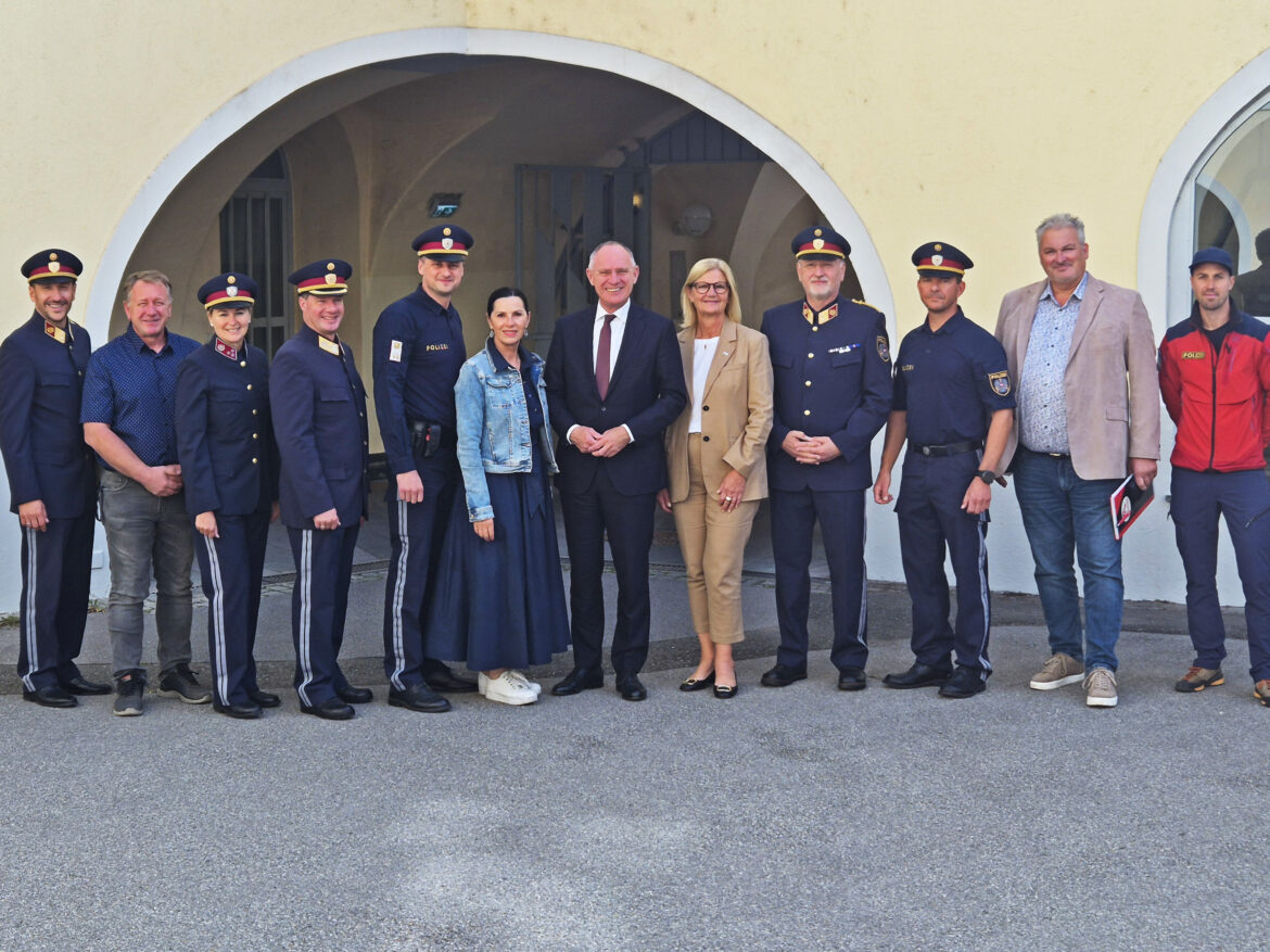 Innenminister Gerhard Karner mit Vertreterinnen und Vertretern der Stadt und Polizei vor der Polizeiinspektion Bruck an der Mur