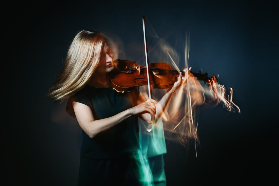 Violinistin und KUG-Doktorandin Judith Fliedl beim Spielen der Geige.