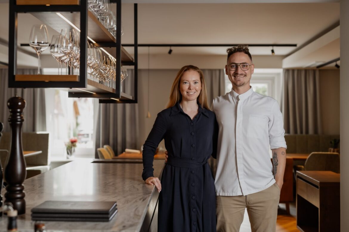 Julia und Florian Wörgötter stehen im Gastraum ihres Restaurants in Ligist.