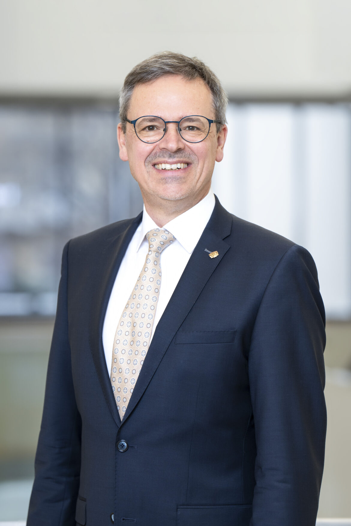 Porträt von Georg Schulz, Rektor der Kunstuniversität Graz.