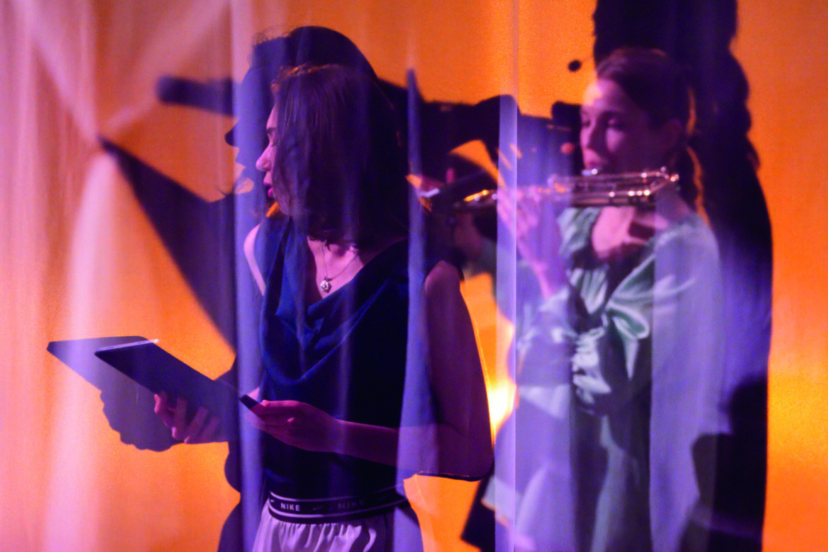 Musikerinnen bei einem KUG-Kunstprojekt im farbigen Licht