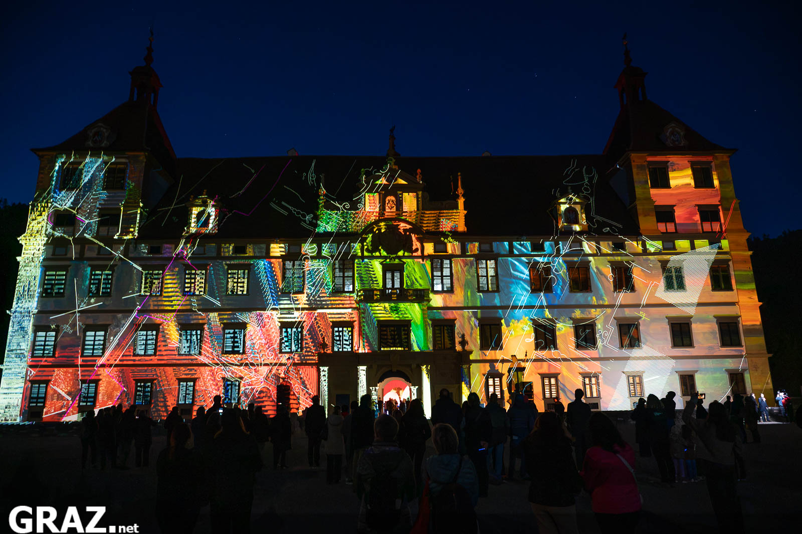 Bunte Projektionen von „Kadenzen“ von Daniel Rossa überziehen die Fassade von Schloss Eggenberg bei Klanglicht Graz 2026.