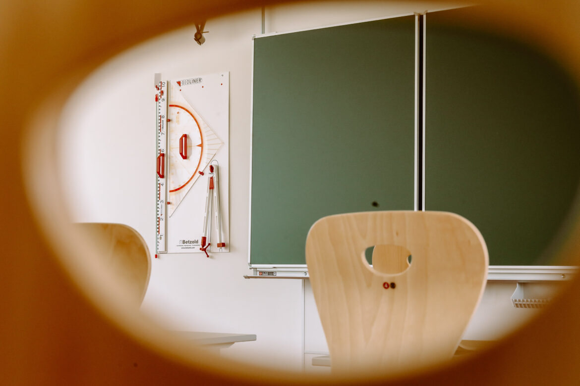 Tafel und Holzstühle in einem Klassenraum des Bildungszentrums Fröbelgasse in Leoben