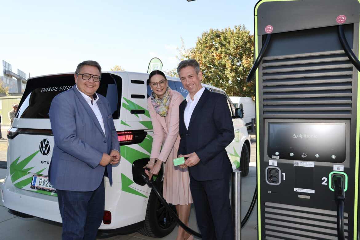 Martin Graf, Nicole Sunitsch und Werner Ressi am neuen Schnellladehub in St. Michael
