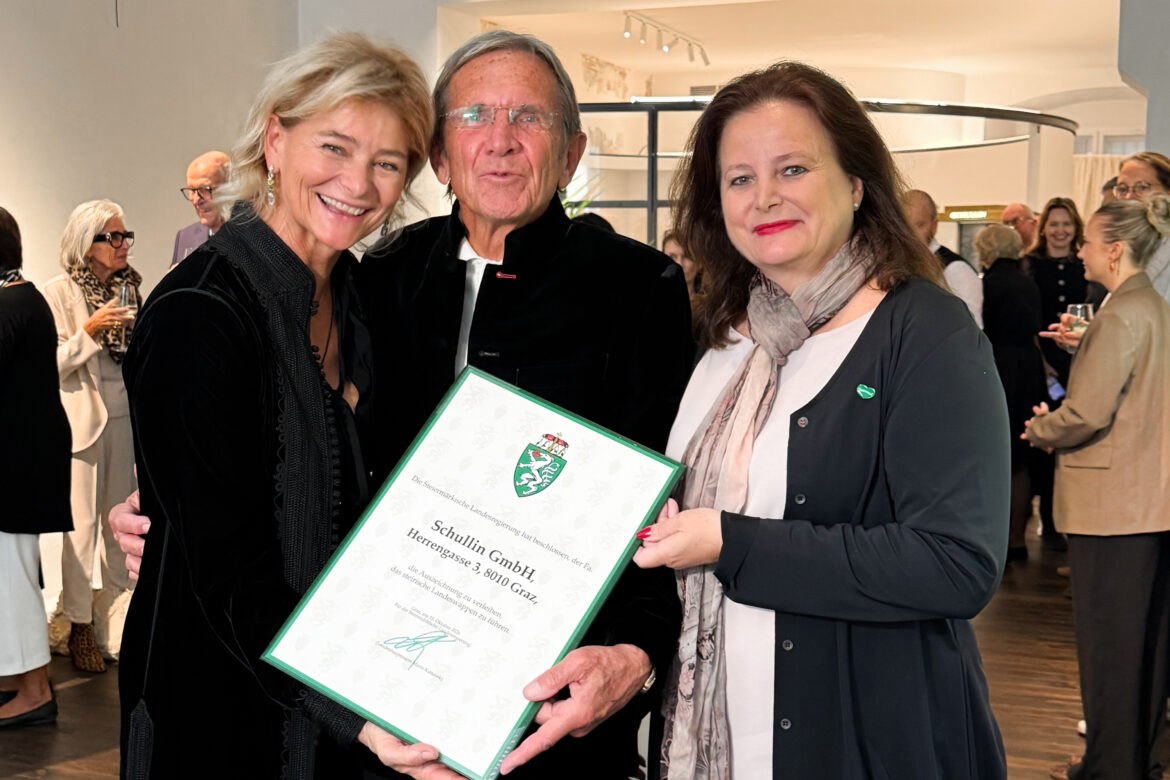 Anne Marie und Hans Schullin nehmen mit Landesrätin Claudia Holzer die Urkunde zur Führung des steirischen Landeswappens entgegen.