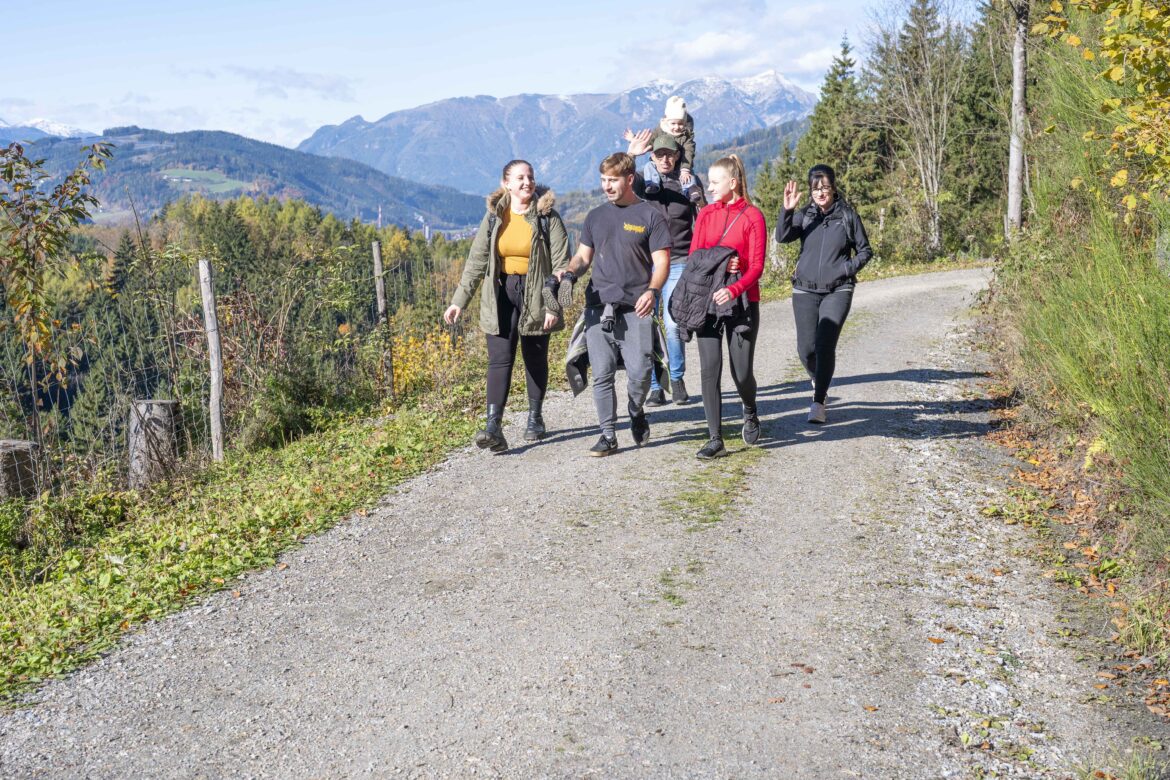 Teilnehmende beim Leobener Fitmarsch auf einem Waldweg