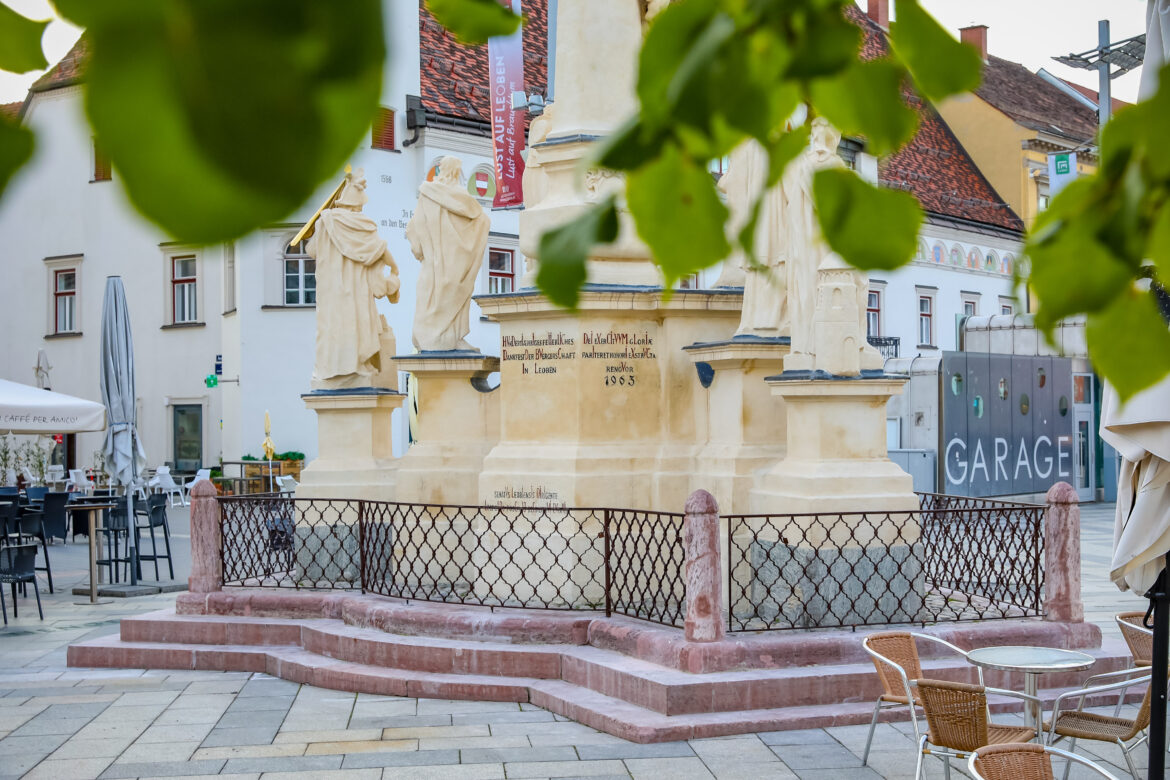 Die Leobener Pestsäule auf dem Hauptplatz mit ihrer restaurierten historischen Einfriedung.
