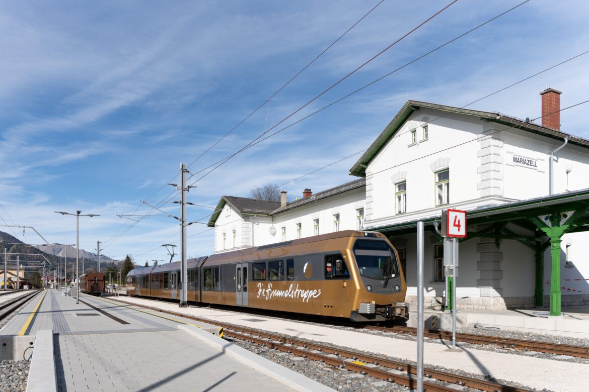 Eine Himmelstreppe der Mariazellerbahn am Bahnhof Mariazell
