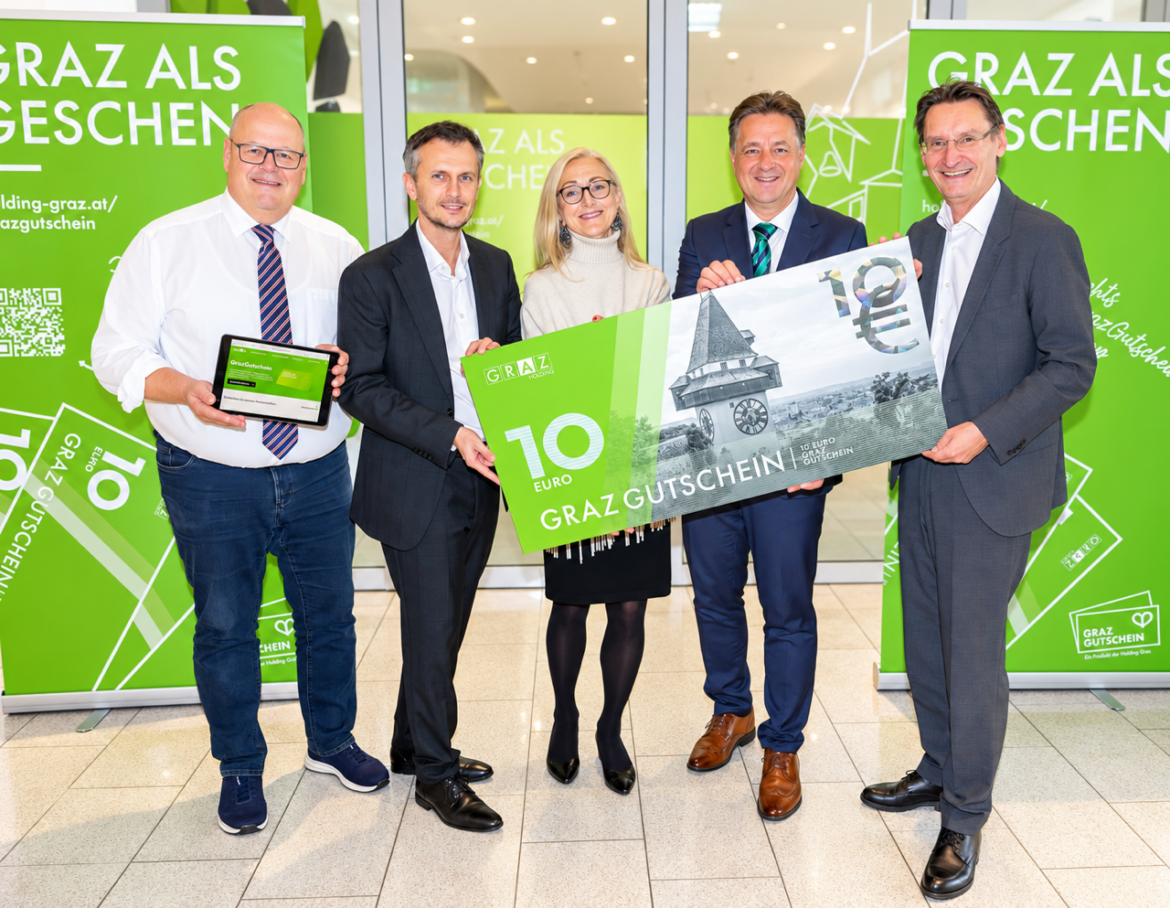 Vertreter von Holding Graz, ITG und Stadt Graz präsentieren das neue GrazGutschein-System