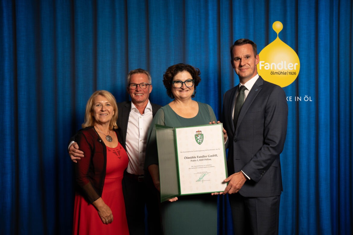 Landesrat Stefan Hermann überreicht Julia Fandler die Urkunde zum steirischen Landeswappen.