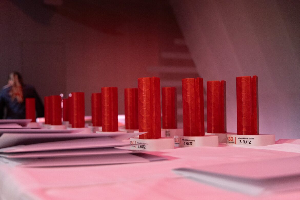 Rote Trophäen des Österreichischen Sicherheitspreises bei der Gala am 2. Oktober 2026 in Raaba.
