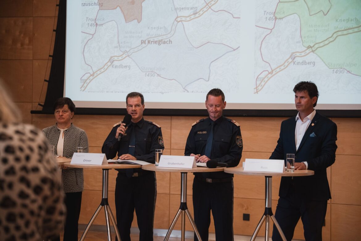Pressekonferenz zur Zusammenlegung der Polizeiinspektionen Krieglach und Veitsch mit Regina Schrittwieser, Gerald Ortner, Franz-Kurt Grabenhofer und Arno Russ.