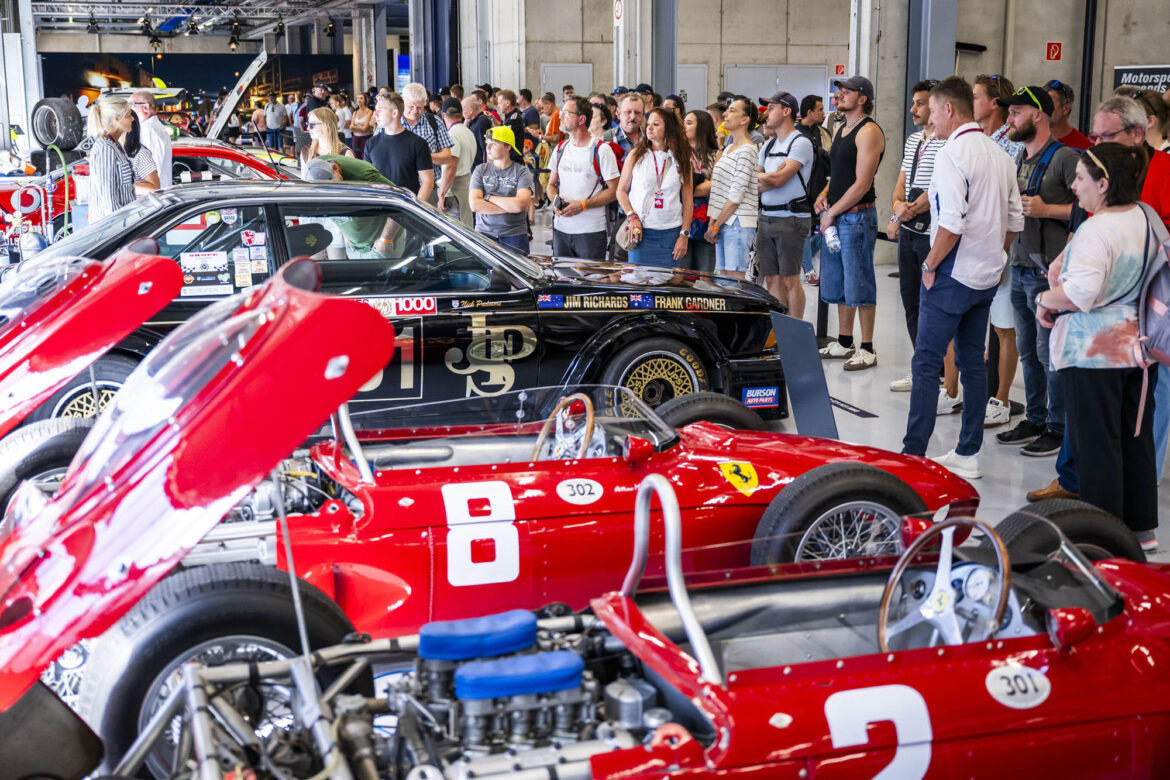 Besucherinnen und Besucher betrachten historische Rennwagen bei der Fahrzeugausstellung des Red Bull Ring Classics 2026.