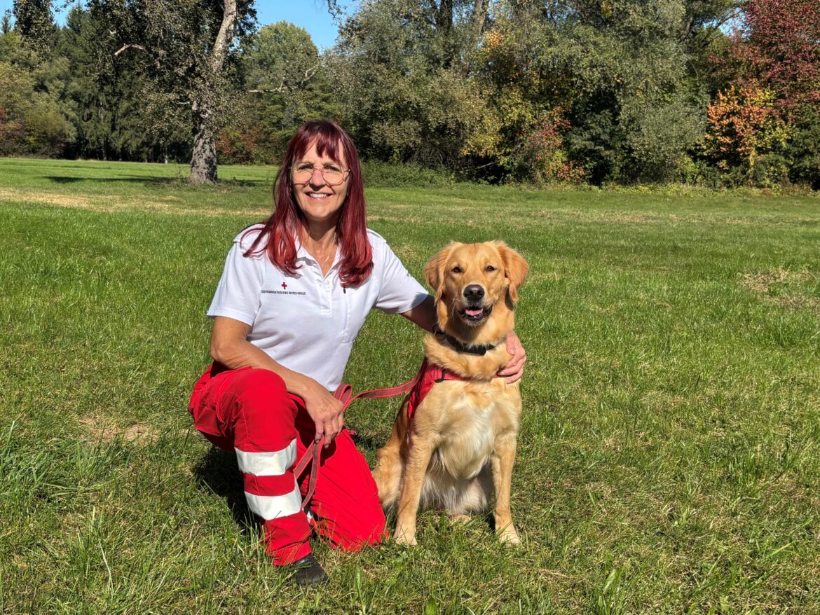 Rotkreuz-Suchhundeführerin Eva Pfneissl mit Golden-Retriever-Suchhündin Honey