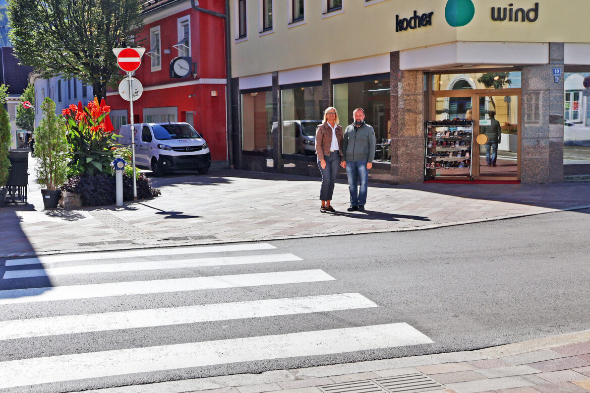 Sanierter Schutzweg in Bruck an der Mur mit Bürgermeisterin Susanne Kaltenegger und Christian Pitow