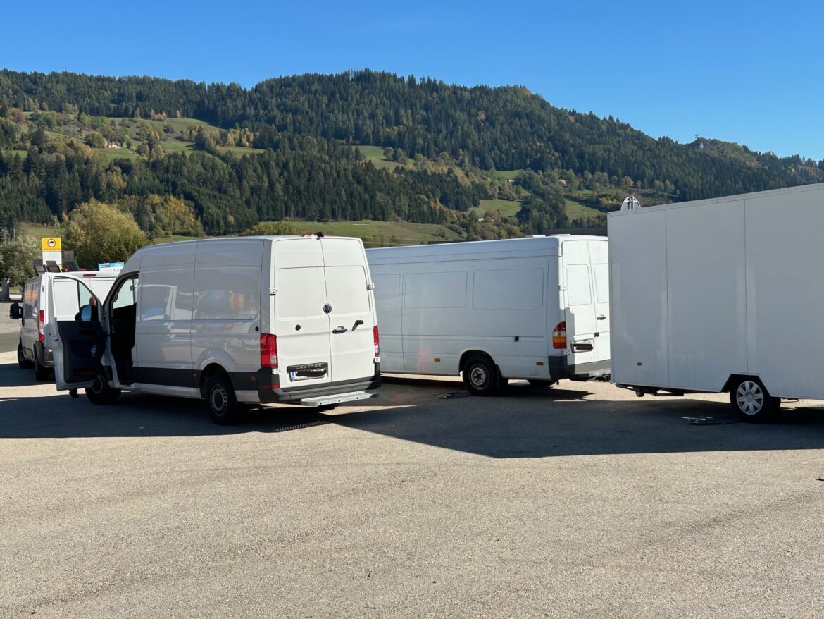 Von der Polizei kontrollierter Transporter mit Anhänger bei der Schwerpunktaktion auf der B317