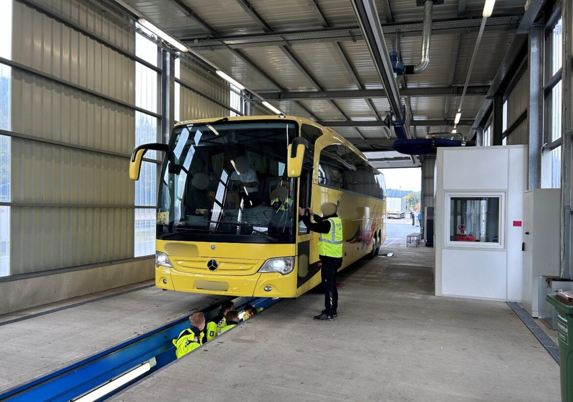 Polizei kontrolliert einen Reisebus in der Prüfhalle am Verkehrskontrollplatz Ilztal