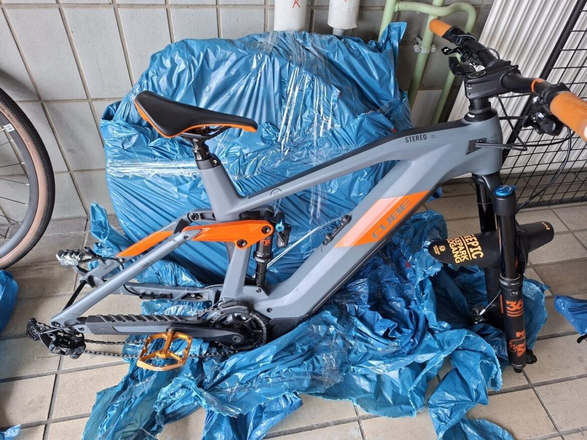 Von der Polizei sichergestelltes schwarzes CUBE Stereo E-Mountainbike