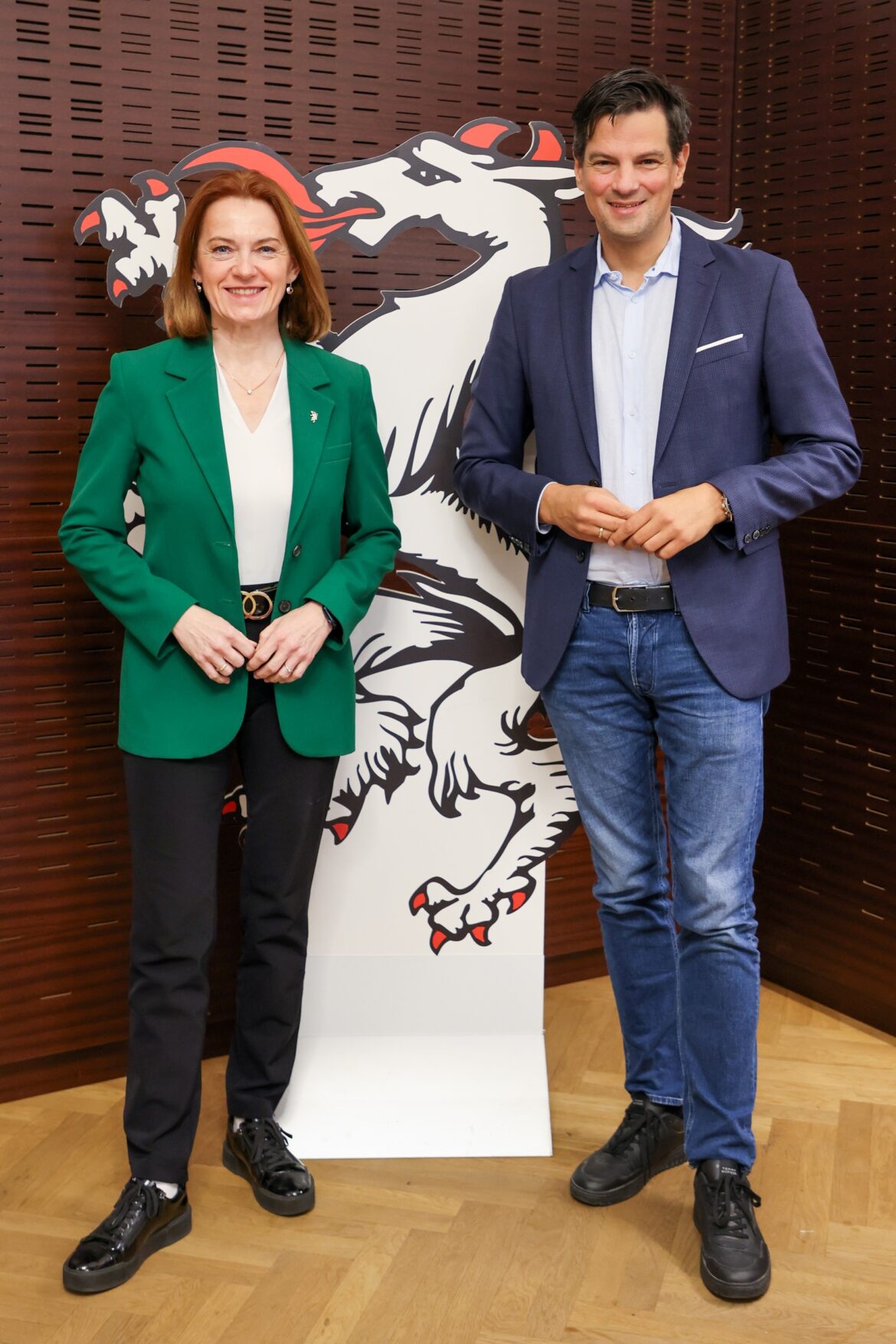 Landesrätin Simone Schmiedtbauer und Landesrat Hannes Amesbauer präsentieren die geplante steirische Baugesetz-Novelle