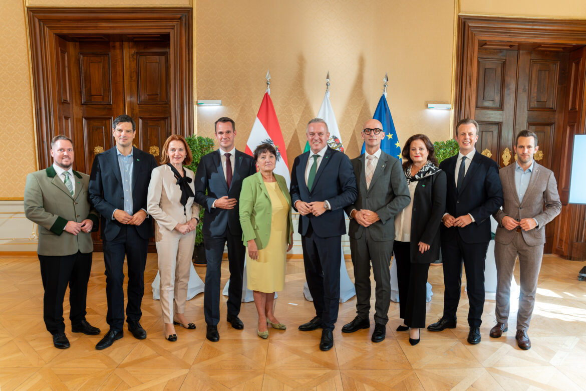 Mitglieder der steirischen Landesregierung und Klubobleute bei der Budgetpräsentation 2027