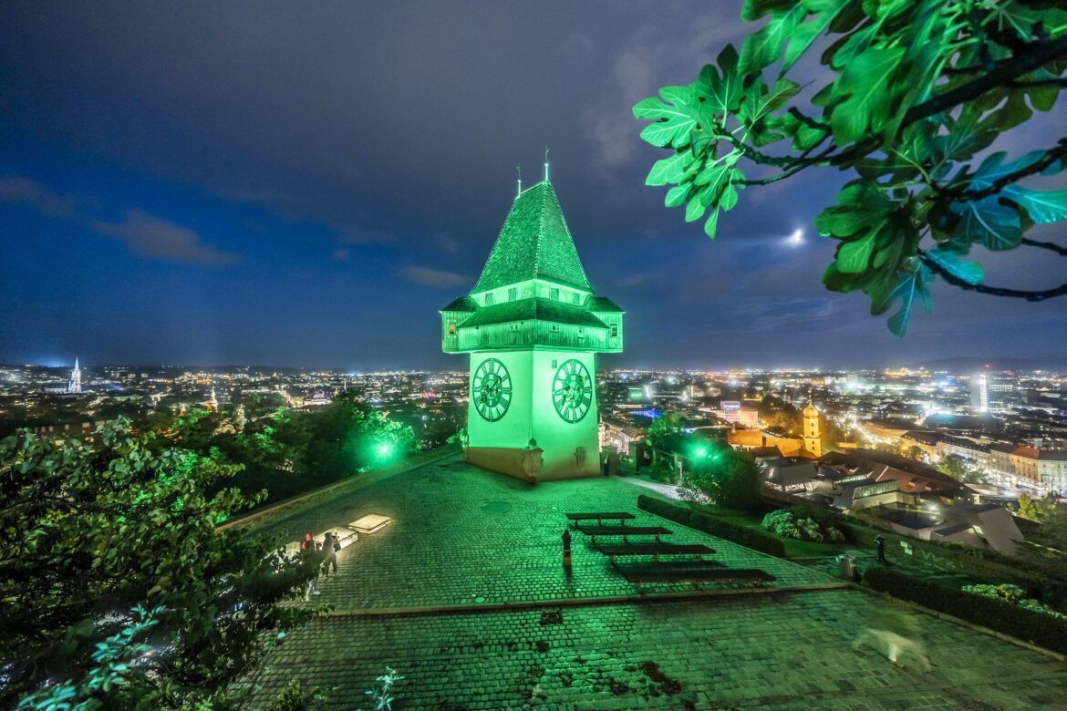 Der Grazer Uhrturm leuchtet zum Welttag der seelischen Gesundheit grün