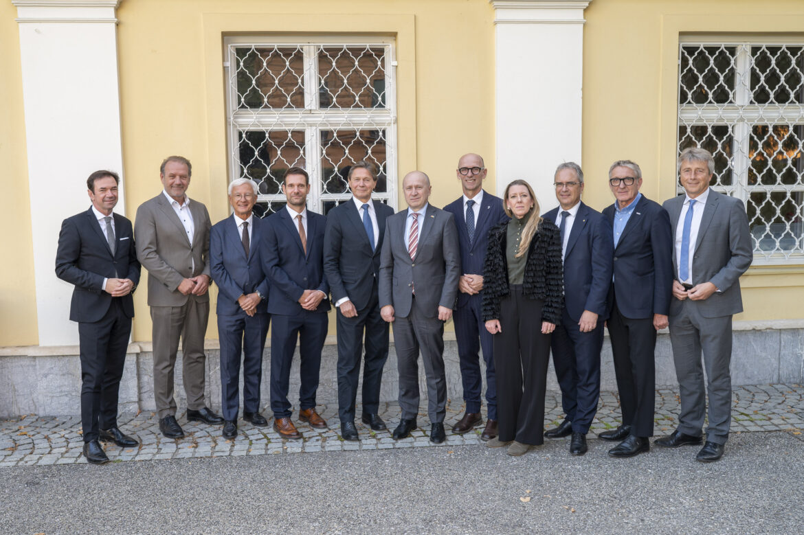 Teilnehmer:innen des Ukraine-Symposiums vor dem Grazer Meerscheinschlössl am 12. Oktober 2026