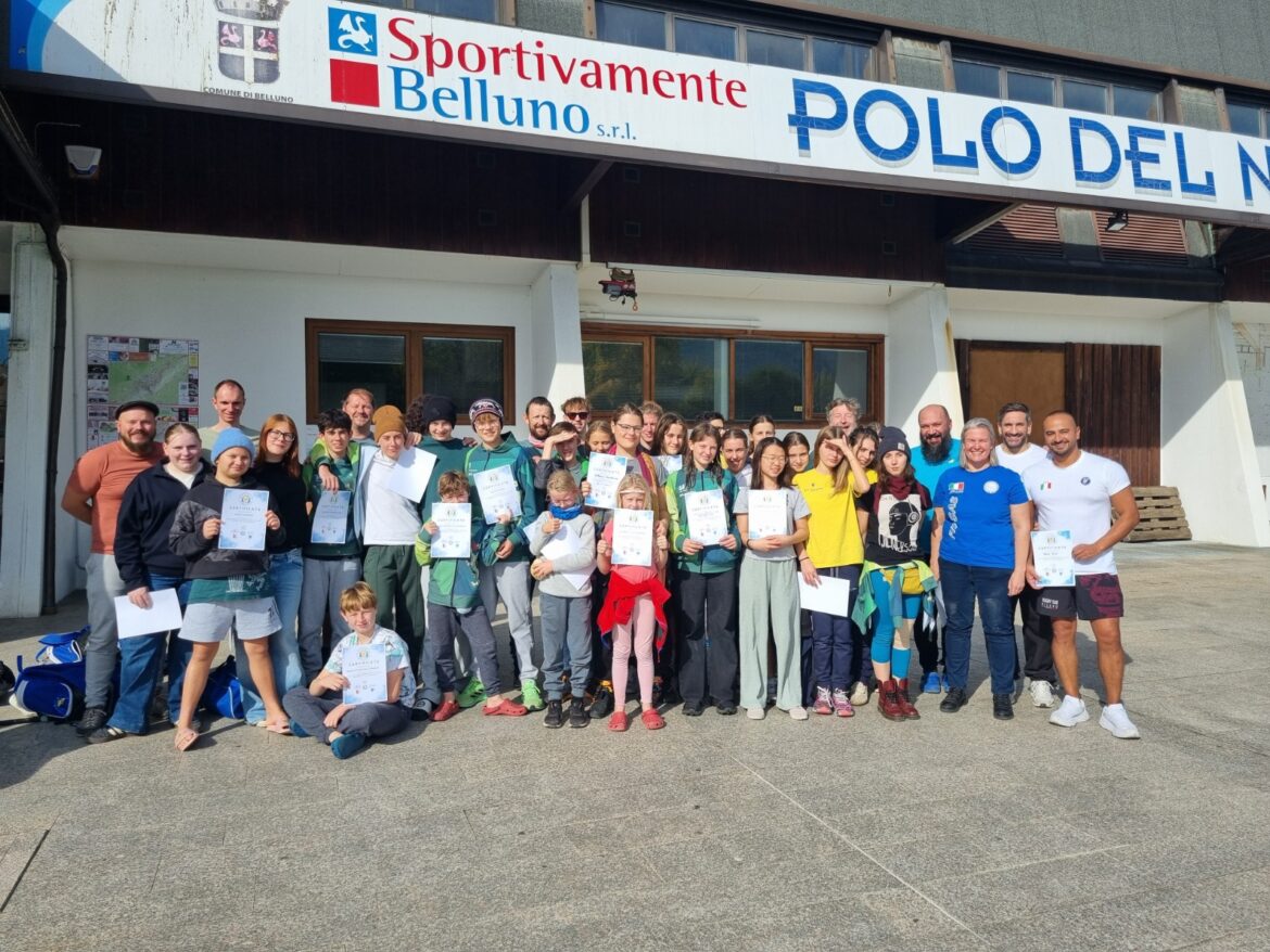 Kinder und Jugendliche beim internationalen Unterwasserrugby-Trainingslager in Belluno