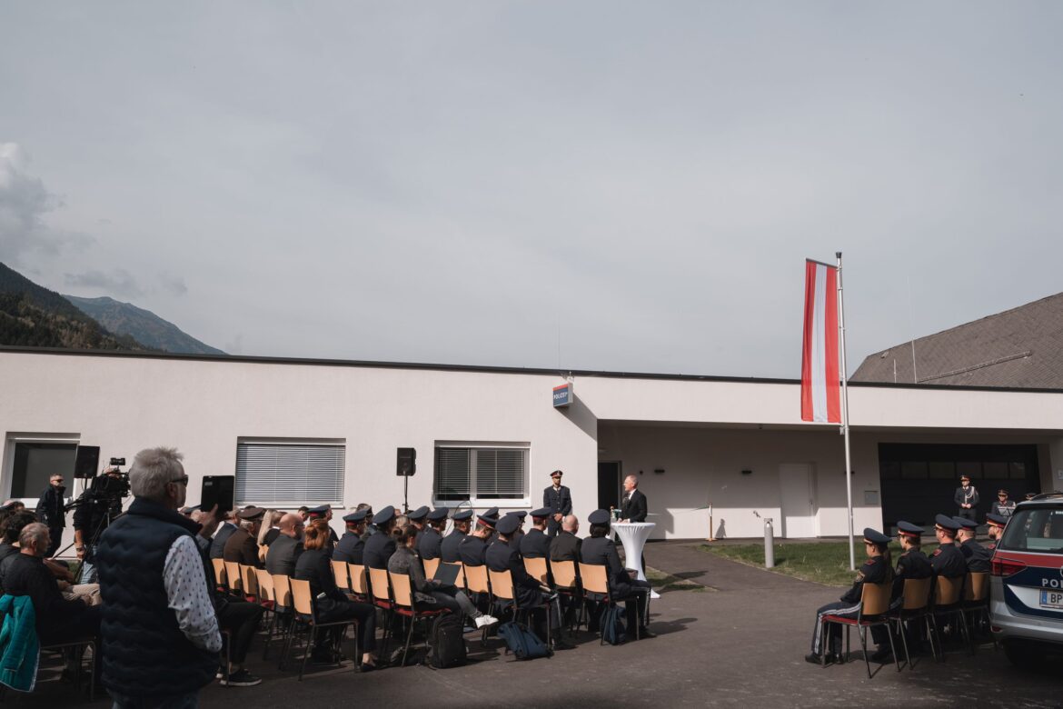 Eröffnungsfeier vor dem neuen Gebäude der Polizeiinspektion Trieben am 2. Oktober 2026