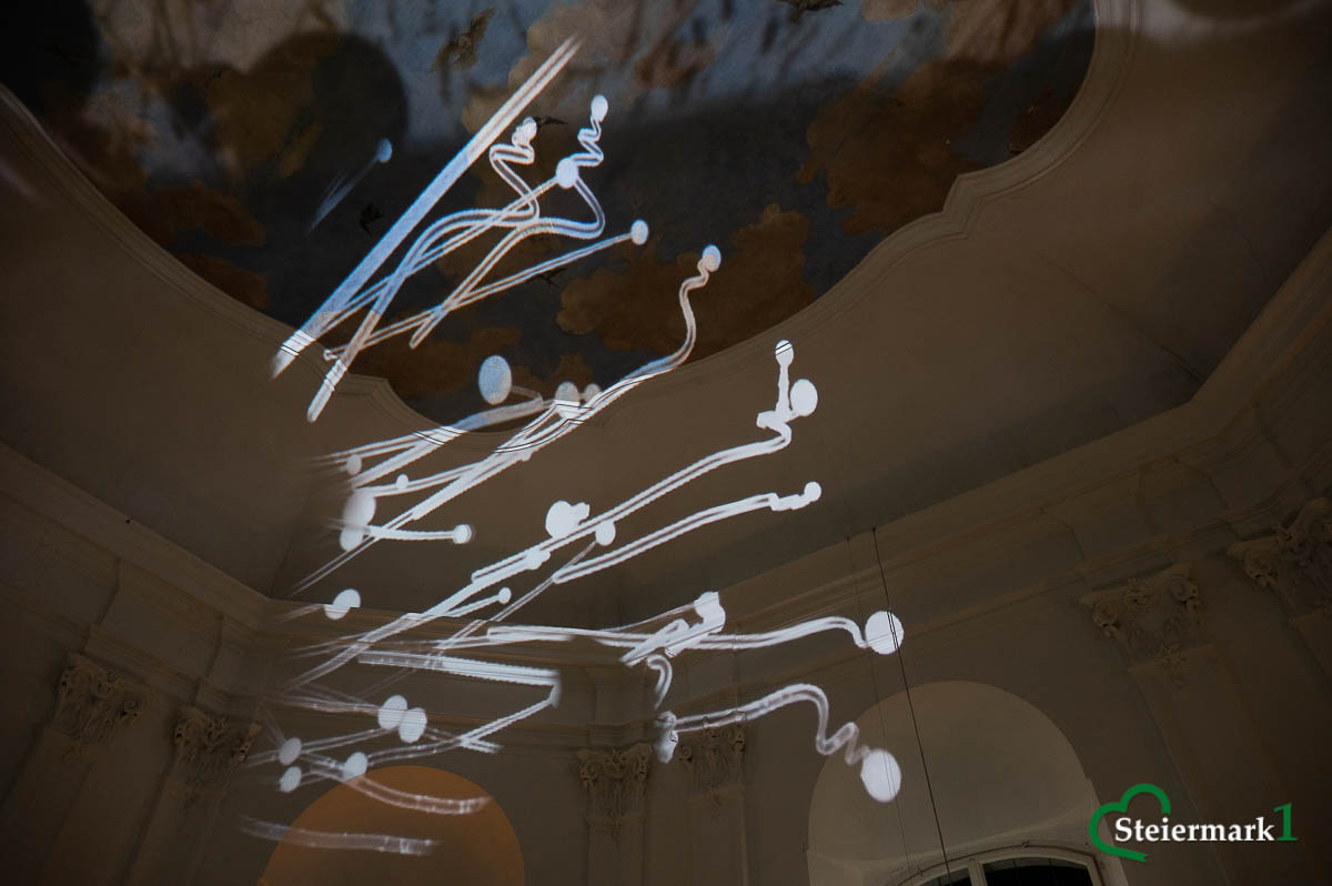 Weiße, verzweigte Lichtformen von „Floral Forest“ von Joschua Hohenbrink an der Kuppel des Pavillons im Schlosspark Eggenberg.